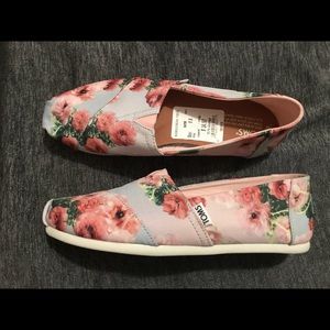 Cute, flowery toms
